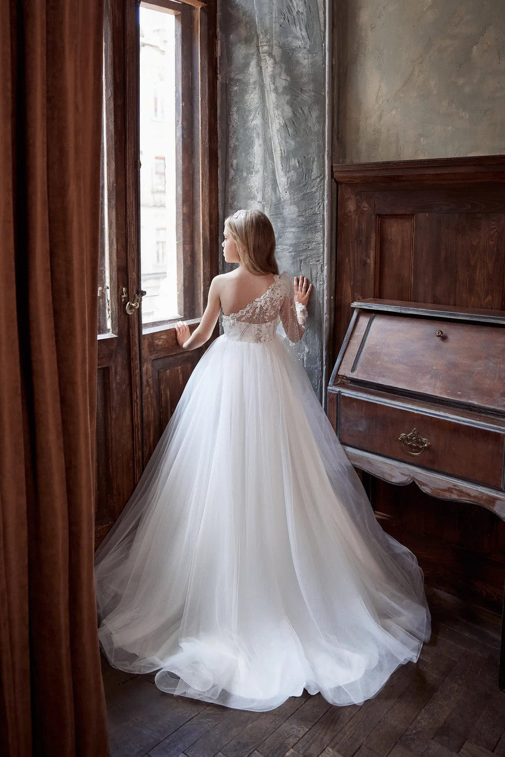 Sunnpetal Asymmetrical One-Shoulder Princess Tulle Flower Girl Dresses Communion Gown