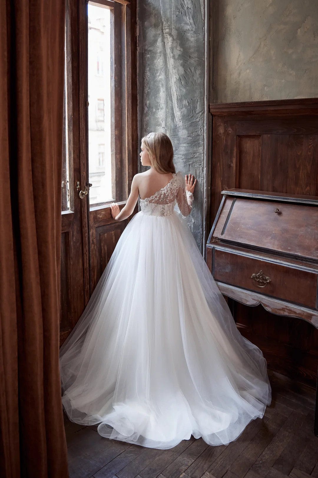 Sunnpetal Asymmetrical One-Shoulder Princess Tulle Flower Girl Dresses Communion Gown