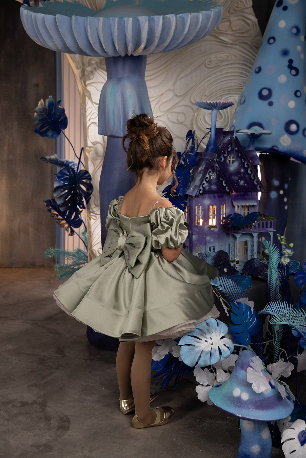 Sunnypetal Adorable Puff Sleeves Satin Flower Girl Dress Sage Green Knee-Length Ball-Gown for Kids