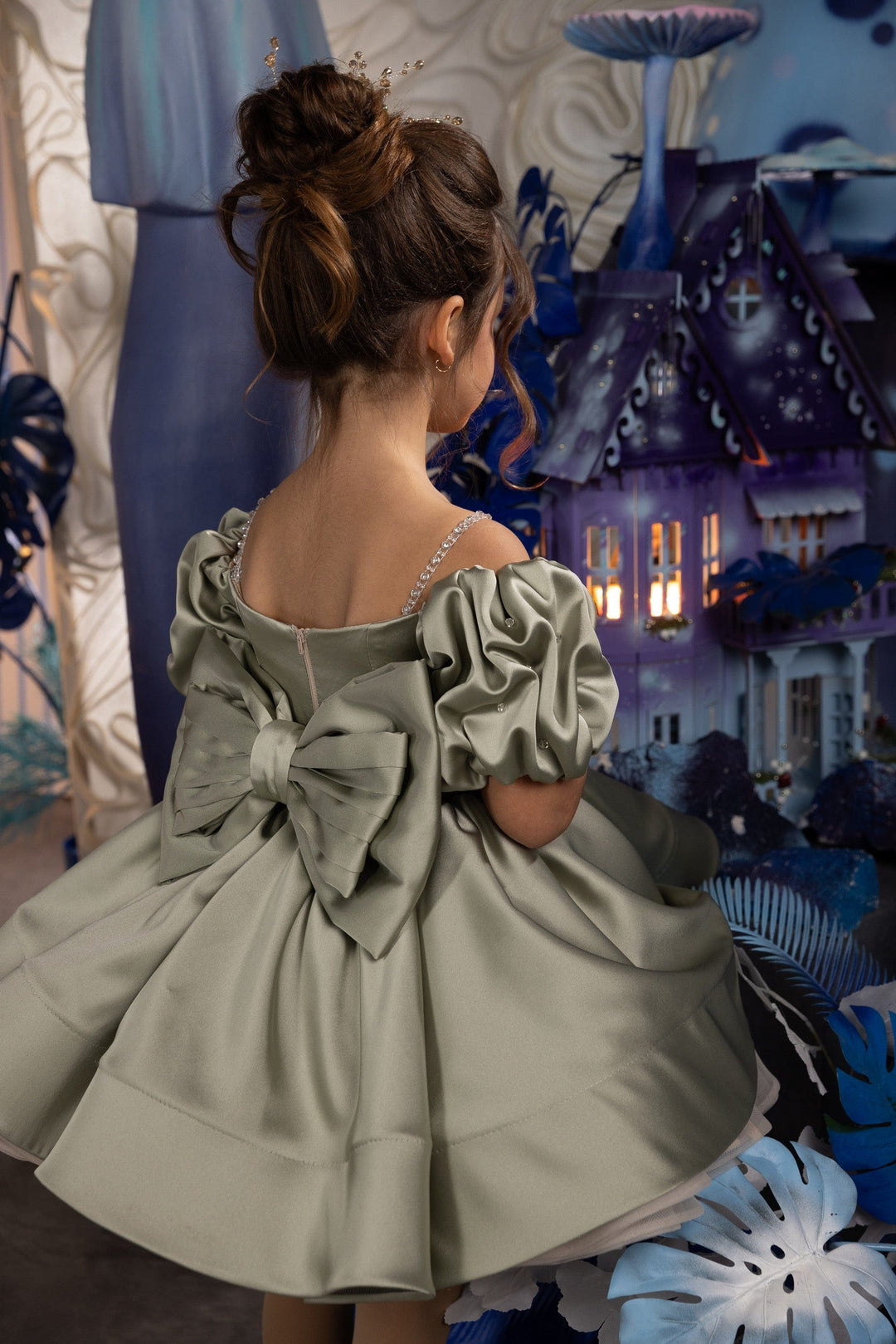 Sunnypetal Adorable Puff Sleeves Satin Flower Girl Dress Sage Green Knee-Length Ball-Gown for Kids