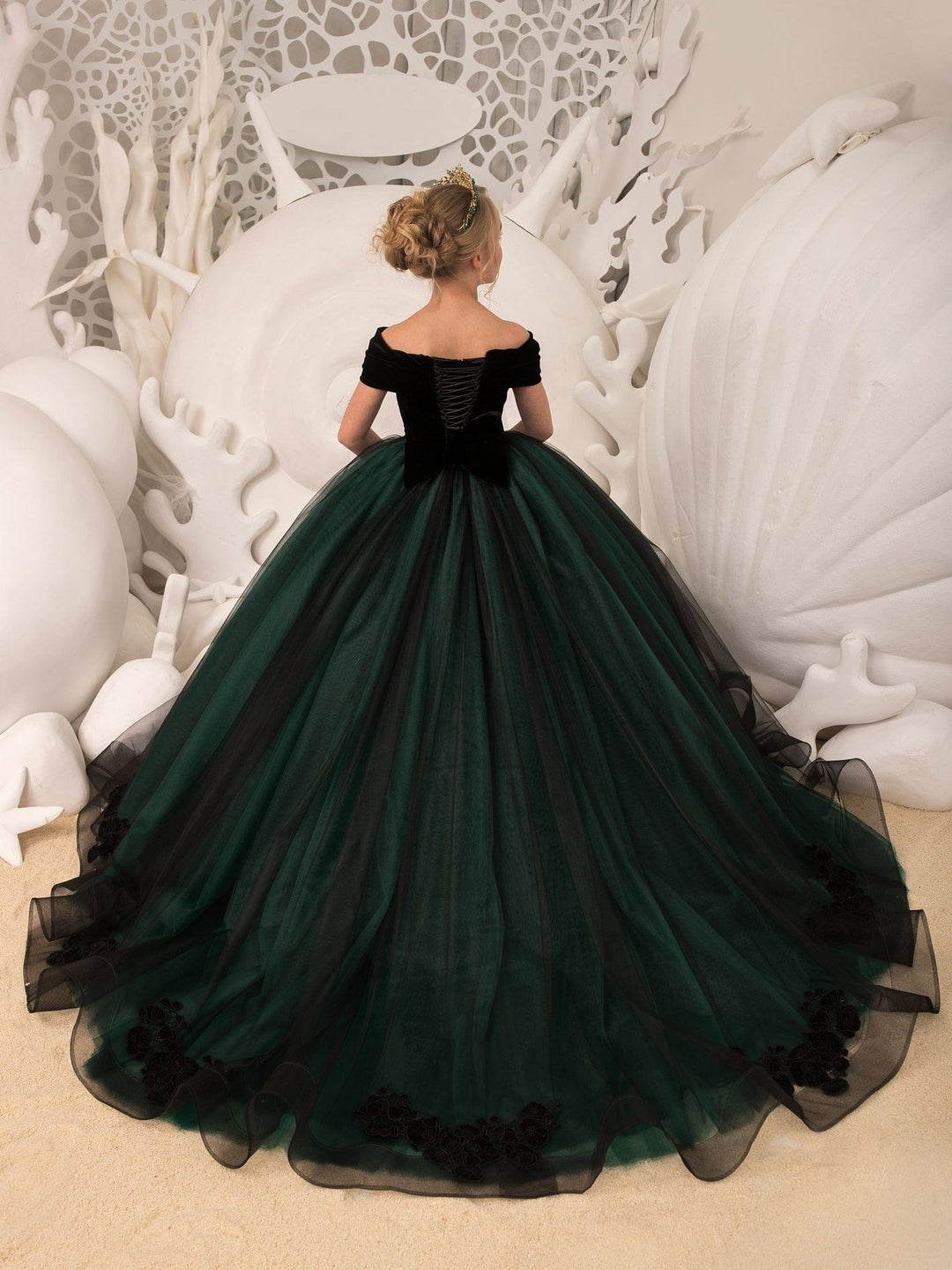 Sunnypetal Balck Off-The-Shoulder Velvet Bodice Flower Hunter Green Tulle Flower Girl Dresses