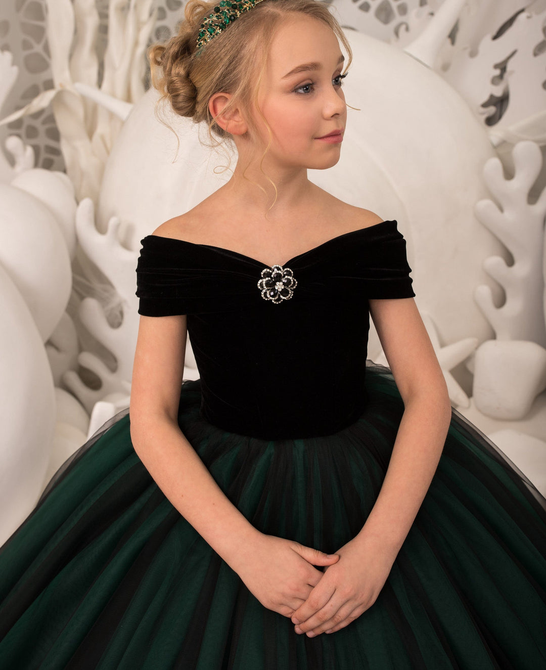 Sunnypetal Balck Off-The-Shoulder Velvet Bodice Flower Hunter Green Tulle Flower Girl Dresses
