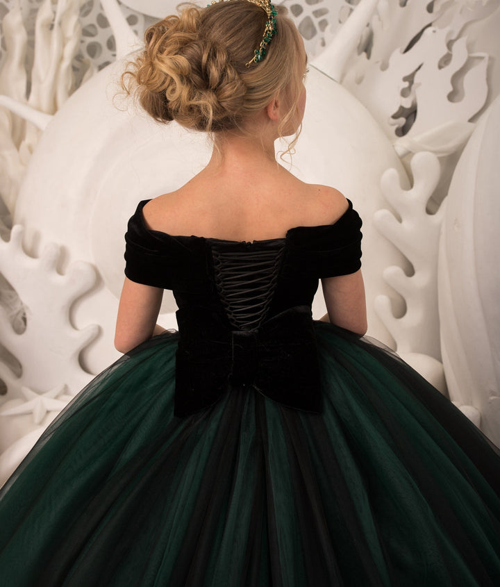 Sunnypetal Balck Off-The-Shoulder Velvet Bodice Flower Hunter Green Tulle Flower Girl Dresses