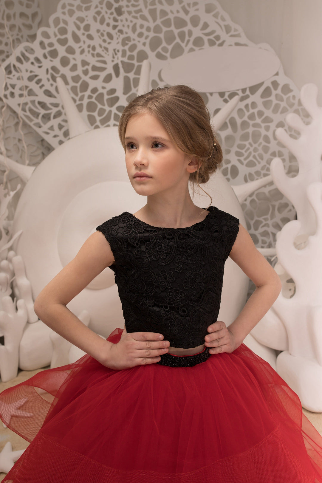 Sunnypetal Black Lace Applique Bodice Red Puffy Tulle Flower Girl Dresses