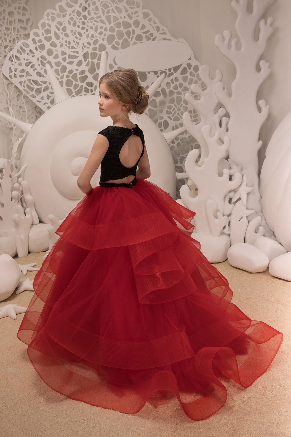 Sunnypetal Black Lace Applique Bodice Red Puffy Tulle Flower Girl Dresses