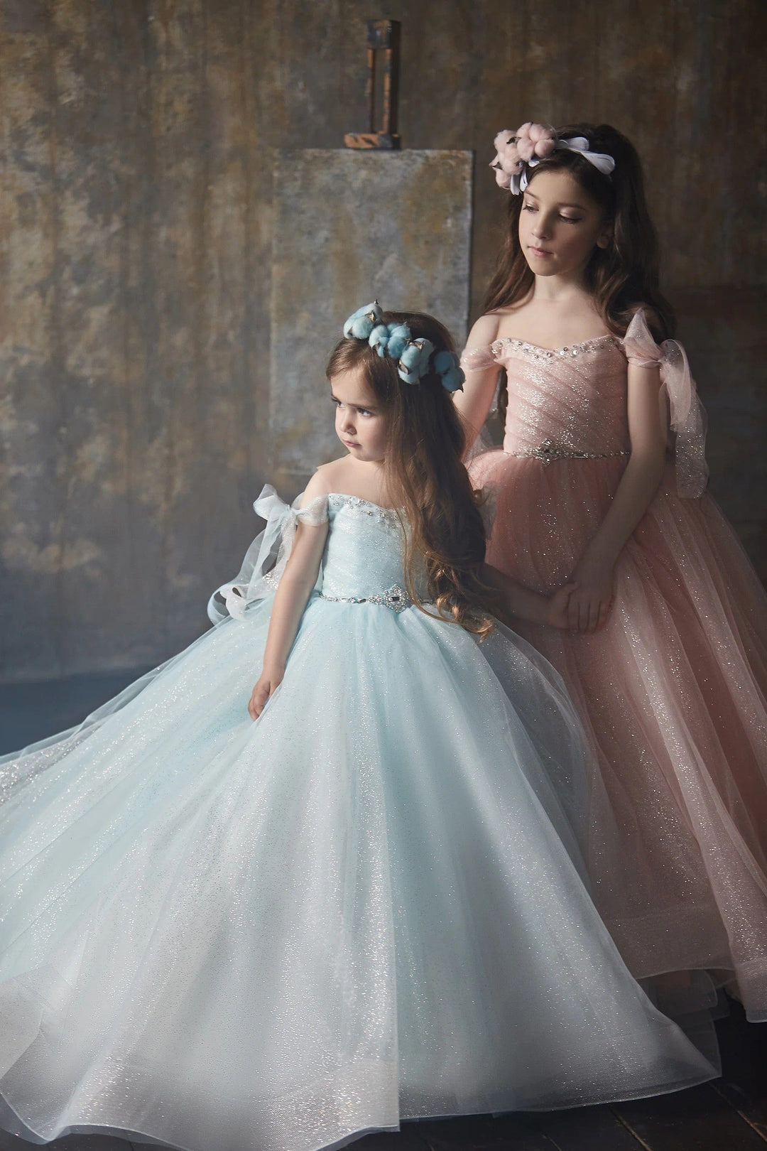 Sunnypetal Crystal Elegance Ball Gown Sparkling Tulle Flower Girl Dress with Bow Short Sleeves