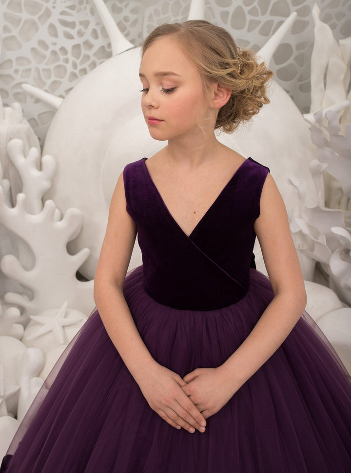 Sunnypetal Dark Purple Velvet V-Neck Bodice Layered Tulle Flower Girl Dresses with Bow