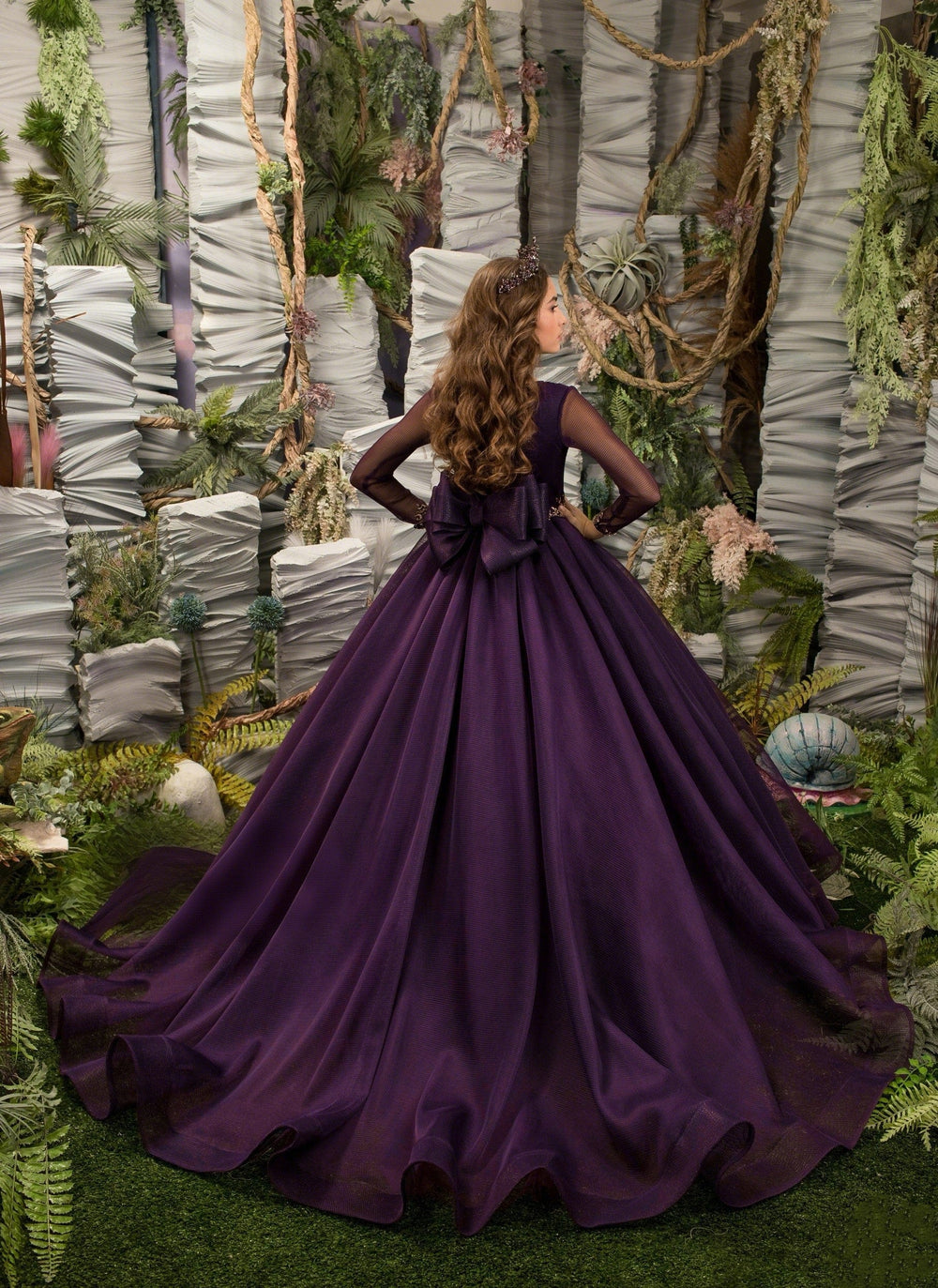 Sunnypetal Deep Purple Tulle Flower Girl Dresses V-Neck Gold Embroidery Pageant Ball-Gown