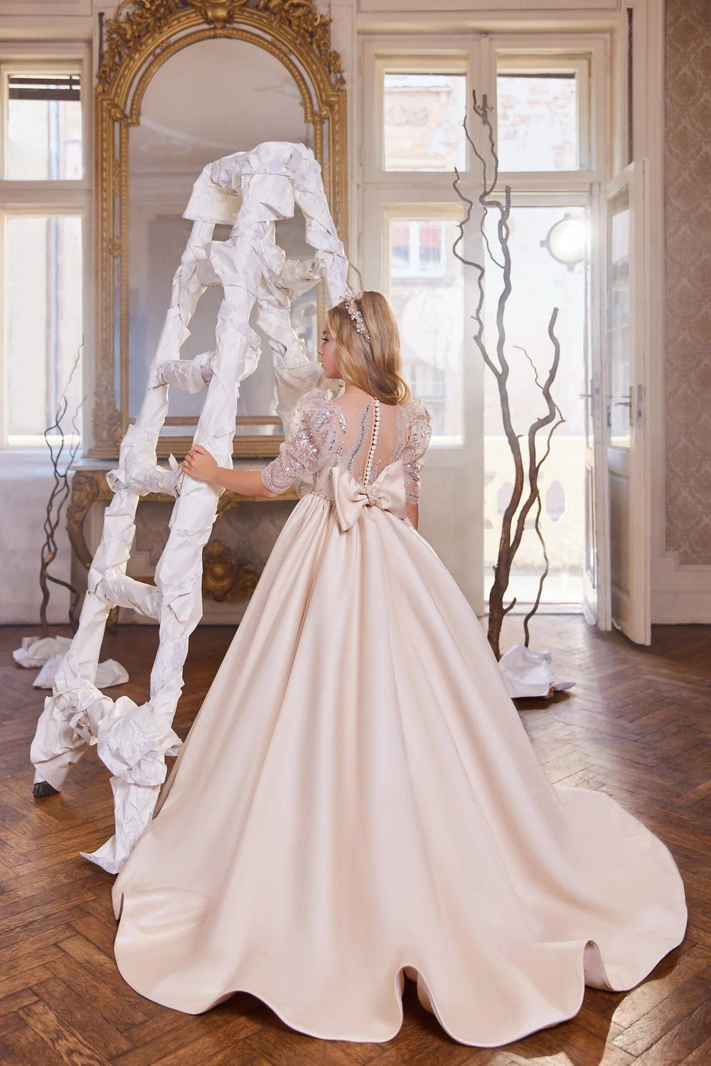 Sunnypetal Elegant Champagne Ball Gown Flower Girl Dress with Bow Accent