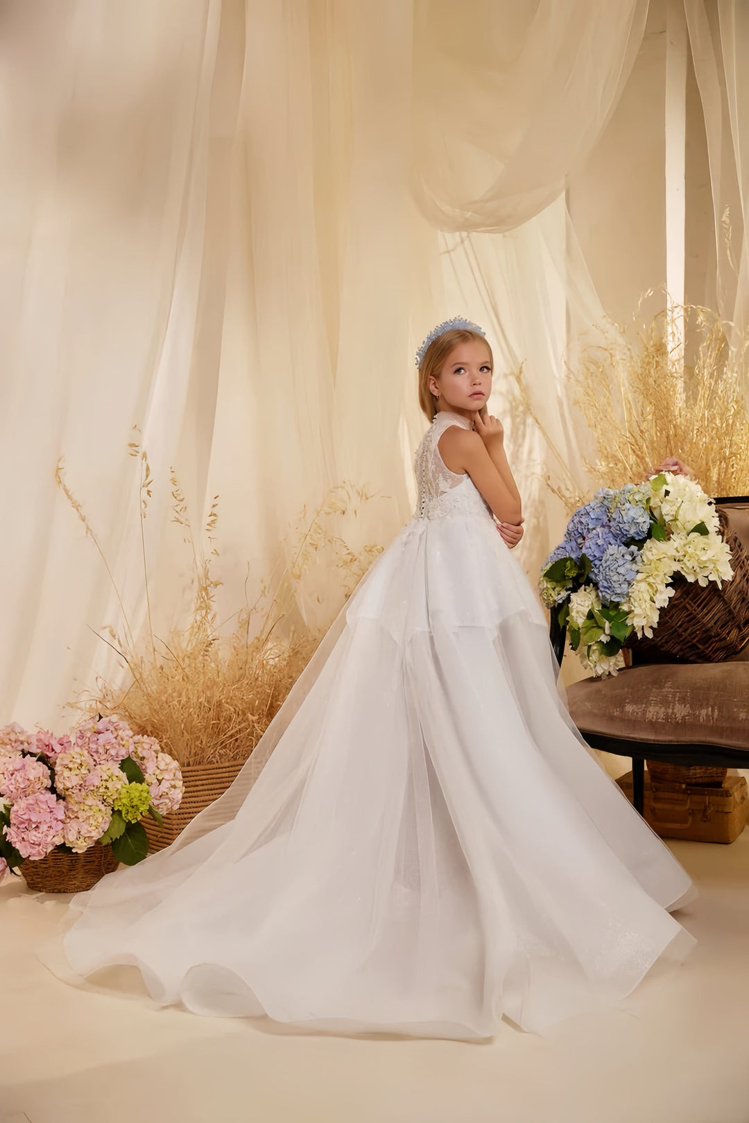 Sunnypetal Elegant Lace Tulle Ball Gown Flower Girl Dress with Floral Appliques and Sequin Details