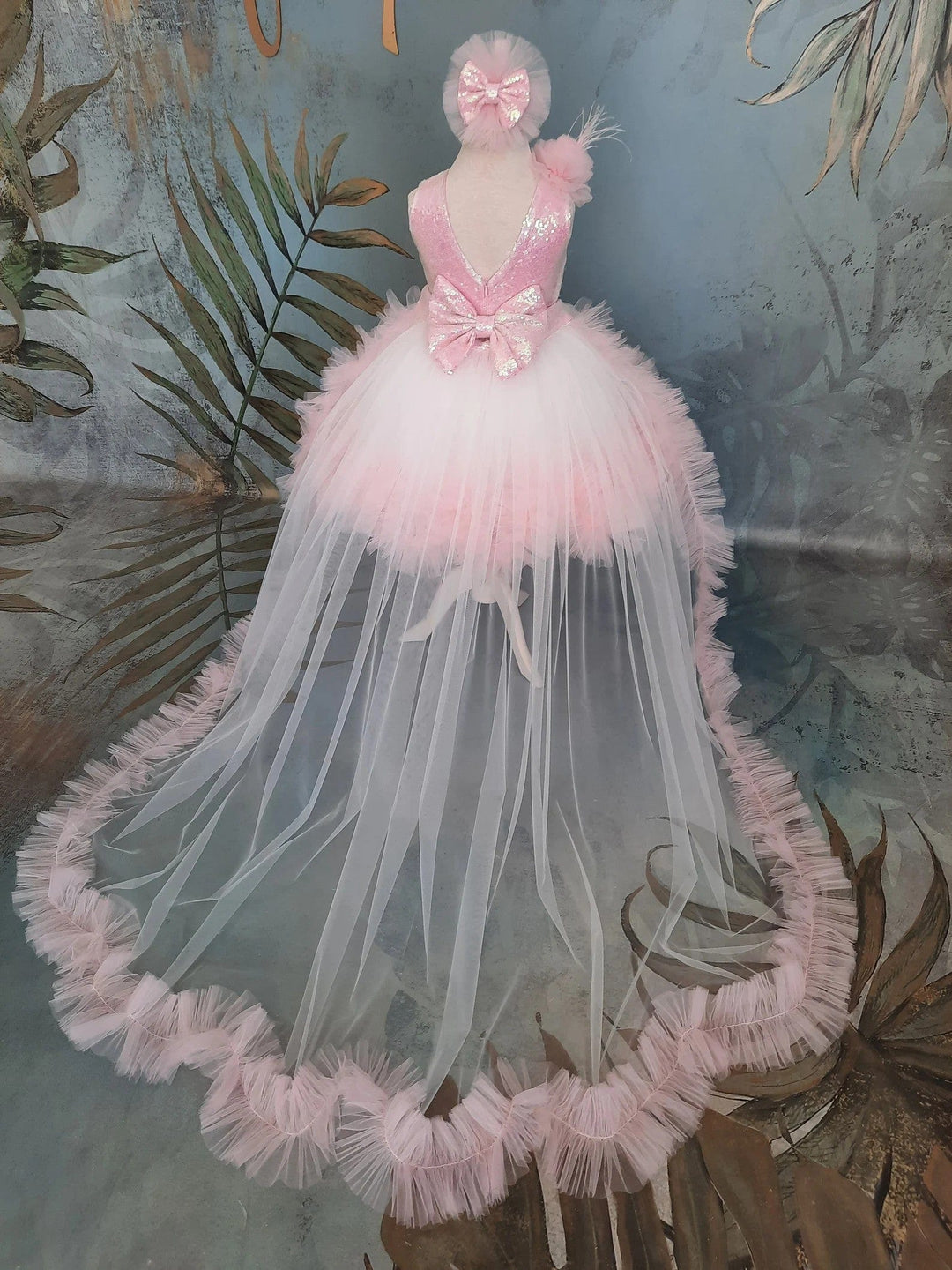 Sunnypetal Elegant Light Pink Sleeveless V Back Bow Ruffles Tulle Flower Girl Dresses