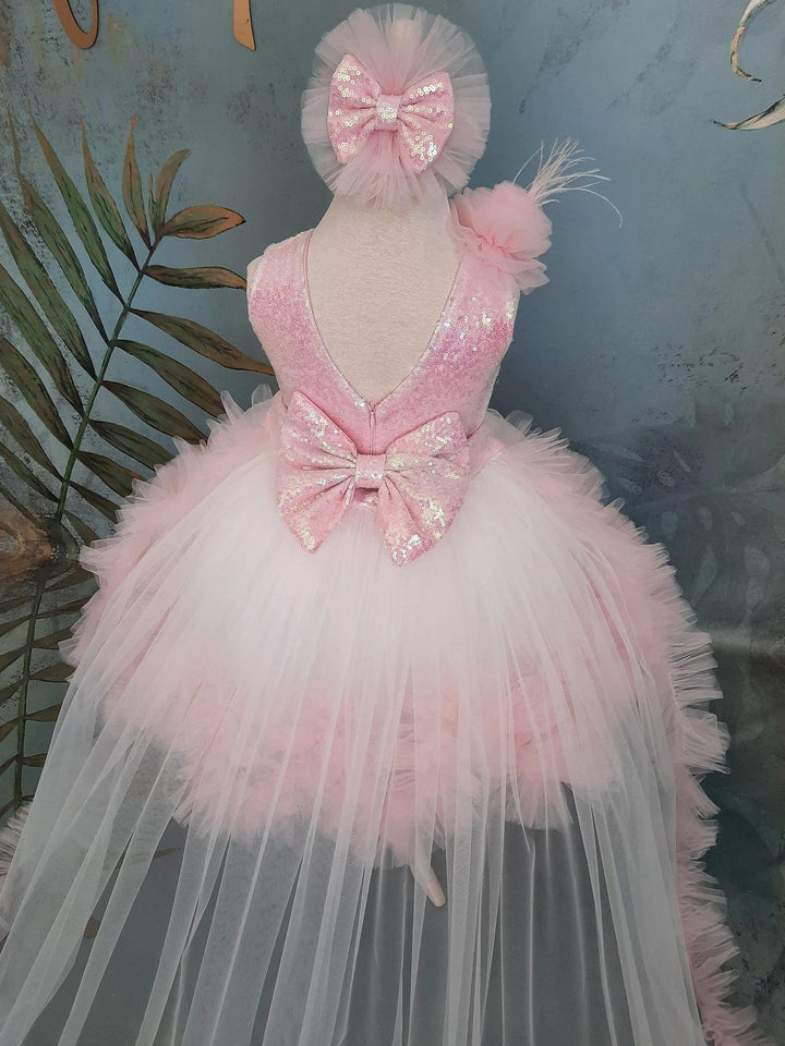 Sunnypetal Elegant Light Pink Sleeveless V Back Bow Ruffles Tulle Flower Girl Dresses