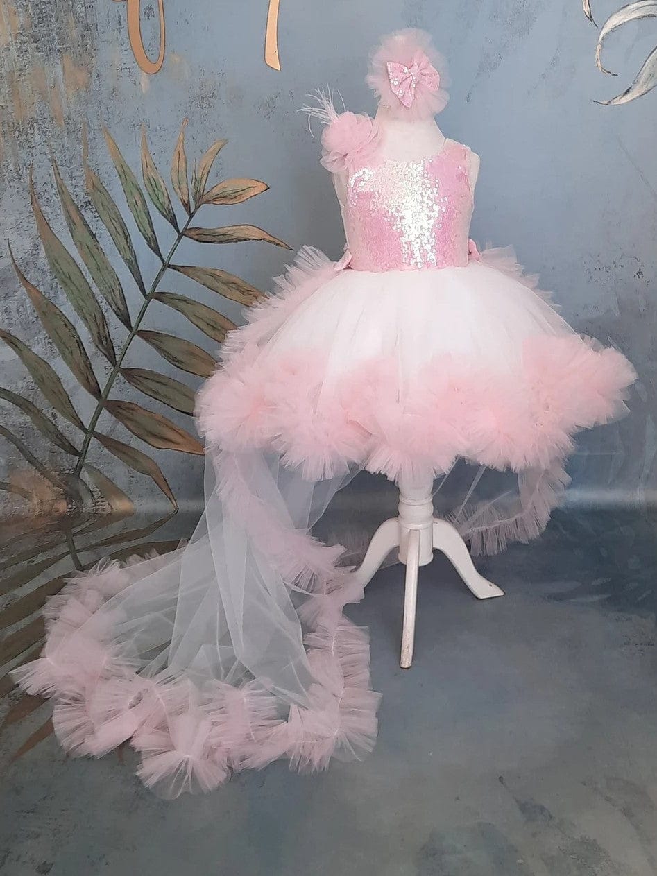 Sunnypetal Elegant Light Pink Sleeveless V Back Bow Ruffles Tulle Flower Girl Dresses