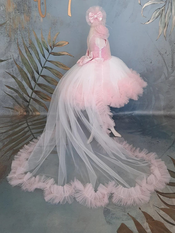 Sunnypetal Elegant Light Pink Sleeveless V Back Bow Ruffles Tulle Flower Girl Dresses