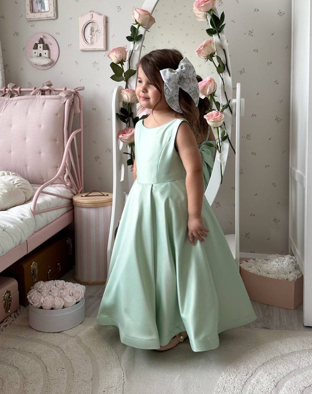Sunnypetal Elegant Mint Green Satin Sleeveless Flower Girl Princess Dress with Bow for Weddings