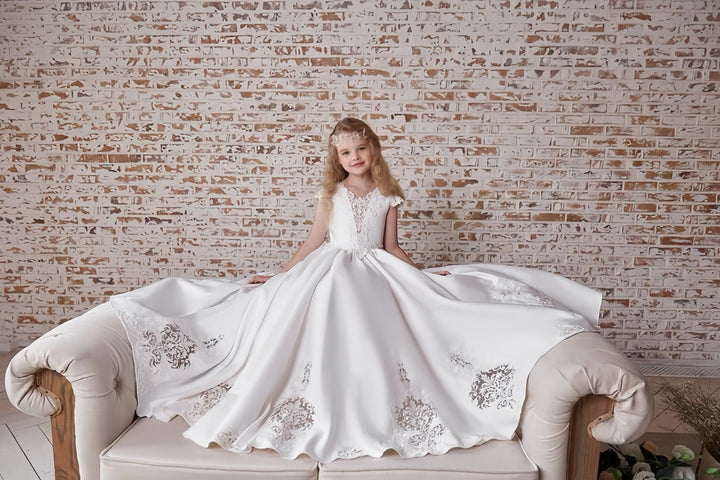 Sunnypetal Elegant Satin Flower Girl Dresses Communion White Gown with Lace Appliques
