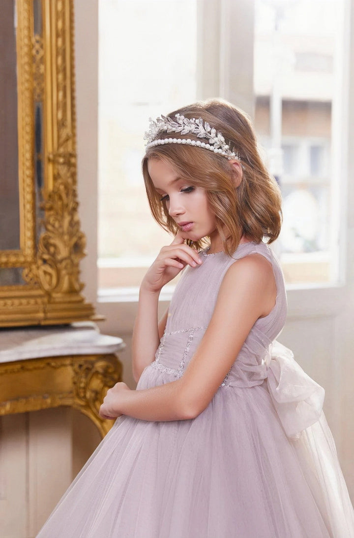 Sunnypetal Elegant Tulle Flower Girl Dress with Delicate Beads and Flowing Train