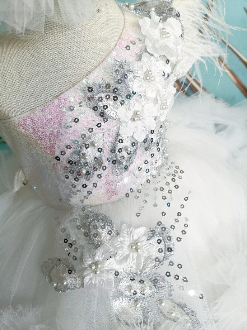 Sunnypetal Elegant White One-Shoulder Flower Girl Dresses Wedding Birthday Prom Gown