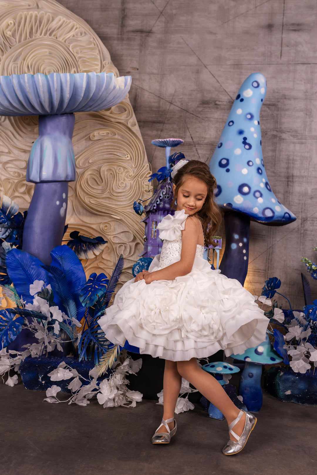 Sunnypetal Elegant White Rose-Lnspired Ruffle Flower Girl Dress