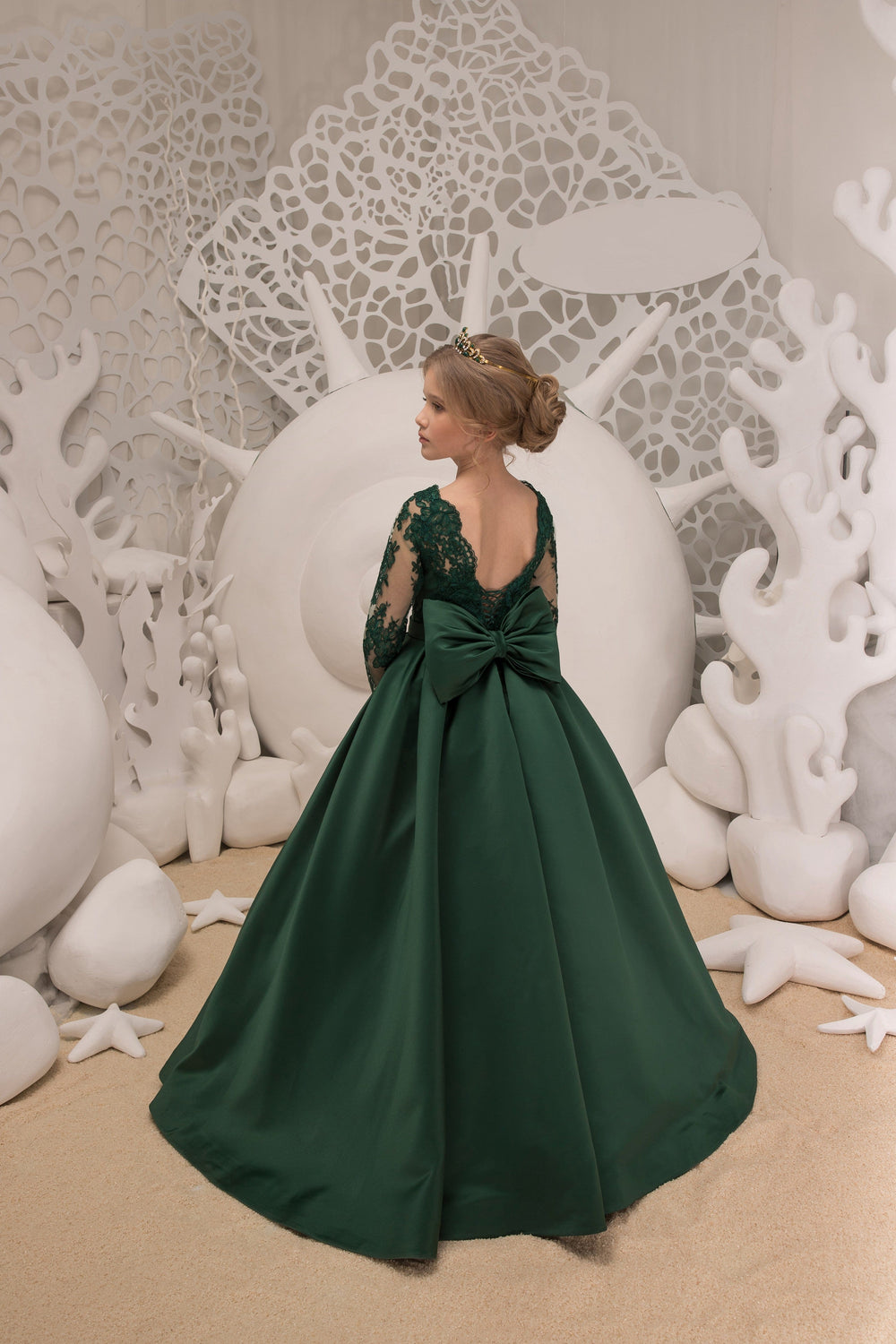 Sunnypetal Enchanting Long Sleeves Lace Appliques V Back A-Line Satin Flower Girl Dresses