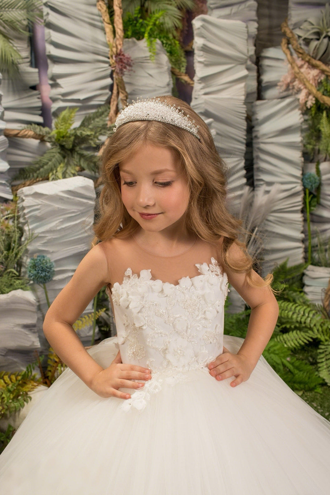 Sunnypetal Enchanting Tulle Flower Girl Dress with Lace Floral Appliques and Cathedral Train