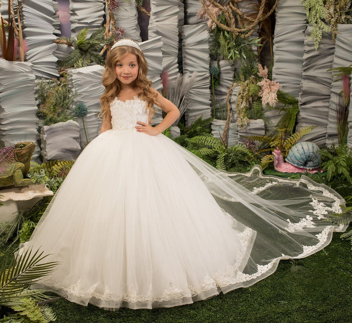 Sunnypetal Enchanting Tulle Flower Girl Dress with Lace Floral Appliques and Cathedral Train
