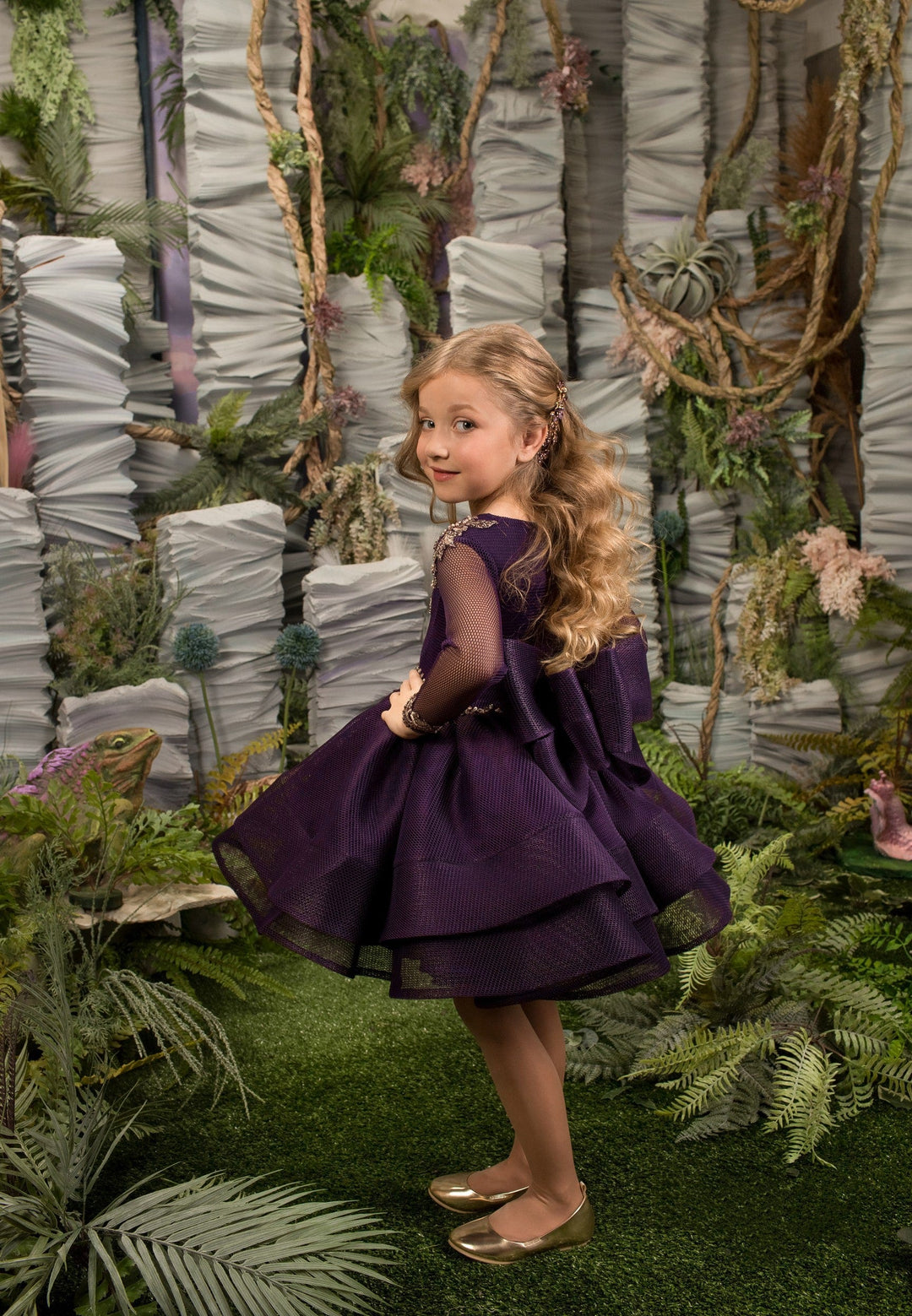 Sunnypetal Exquisite Long Sleeves Gold Embroidery V-Neck Knee-Length Flower Girl Dress with Bow