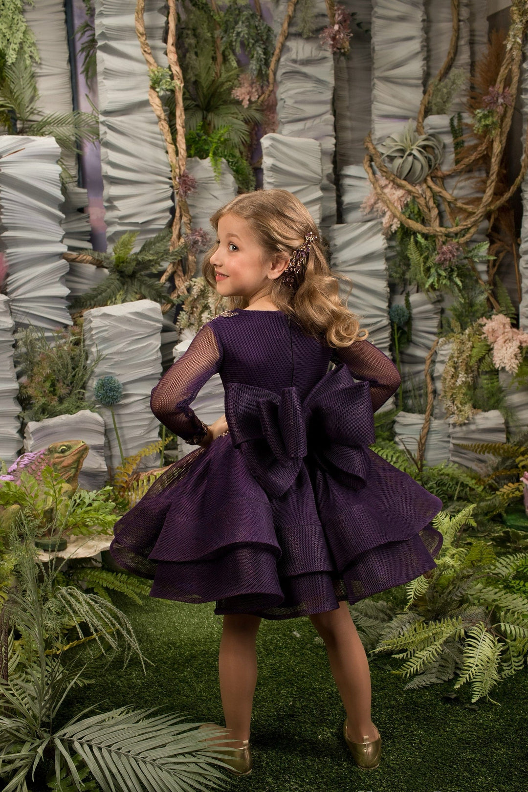 Sunnypetal Exquisite Long Sleeves Gold Embroidery V-Neck Knee-Length Flower Girl Dress with Bow