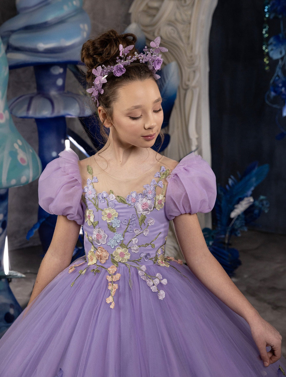 Sunnypetal Exquisite Puff Sleeves Ruffles Tulle Flower Girl Gown with Floral Embellishments