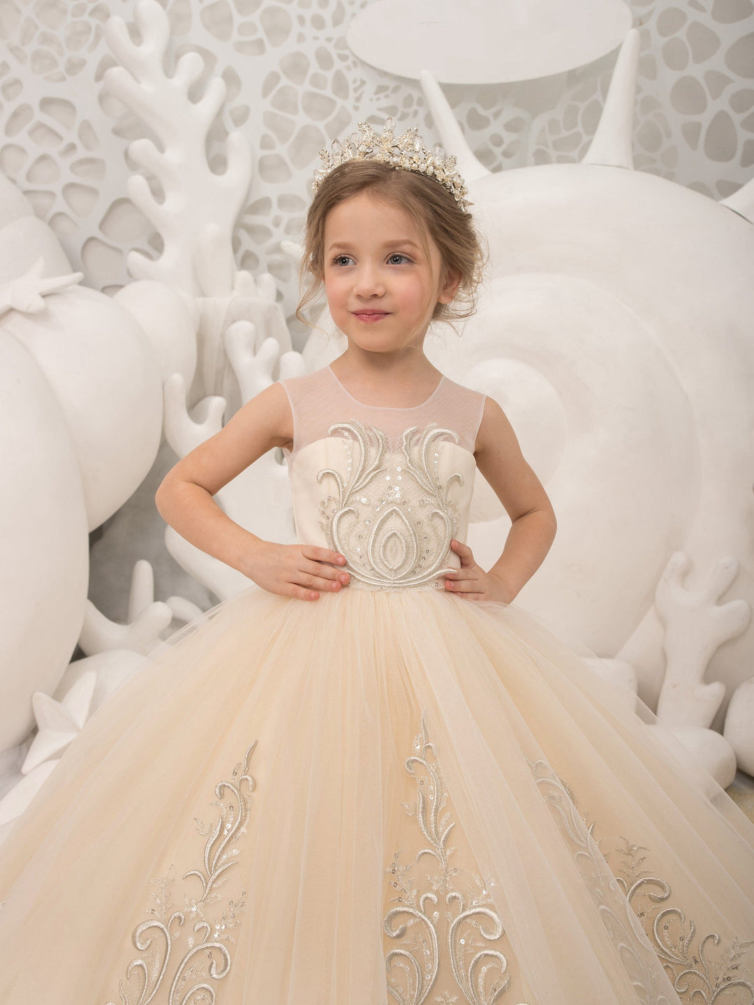 Sunnypetal Exquisite Tulle Flower Girl Dresses Lace Embroidery Appliques Wedding Pageant Dress