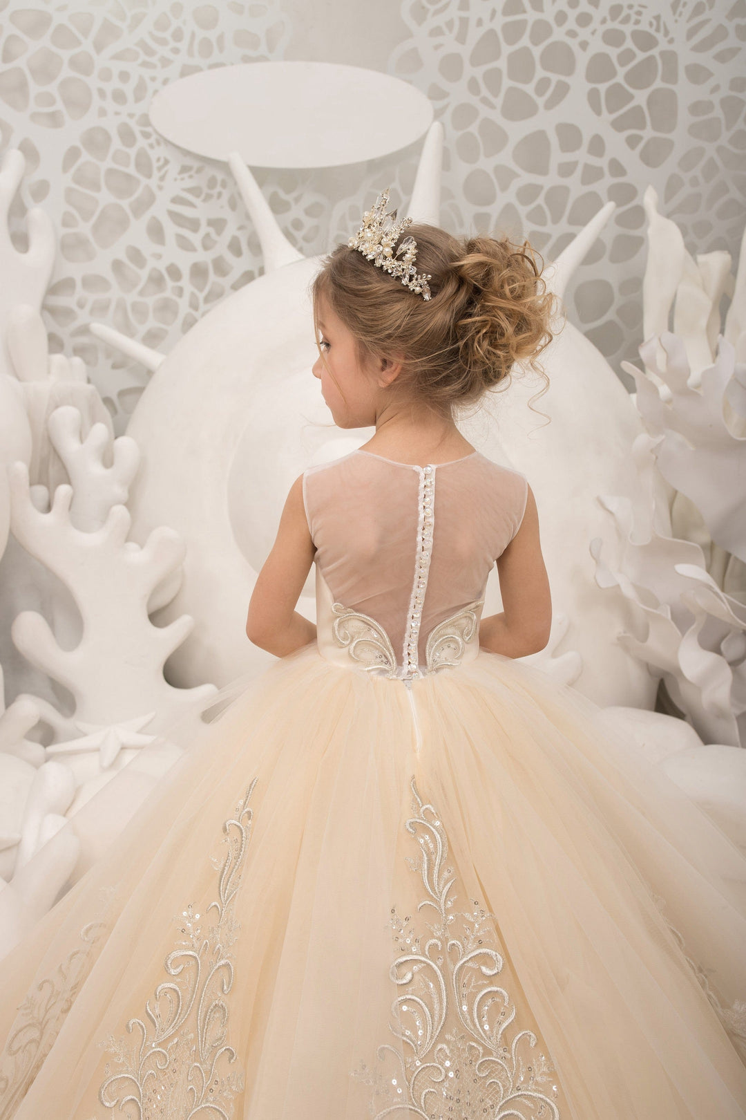 Sunnypetal Exquisite Tulle Flower Girl Dresses Lace Embroidery Appliques Wedding Pageant Dress