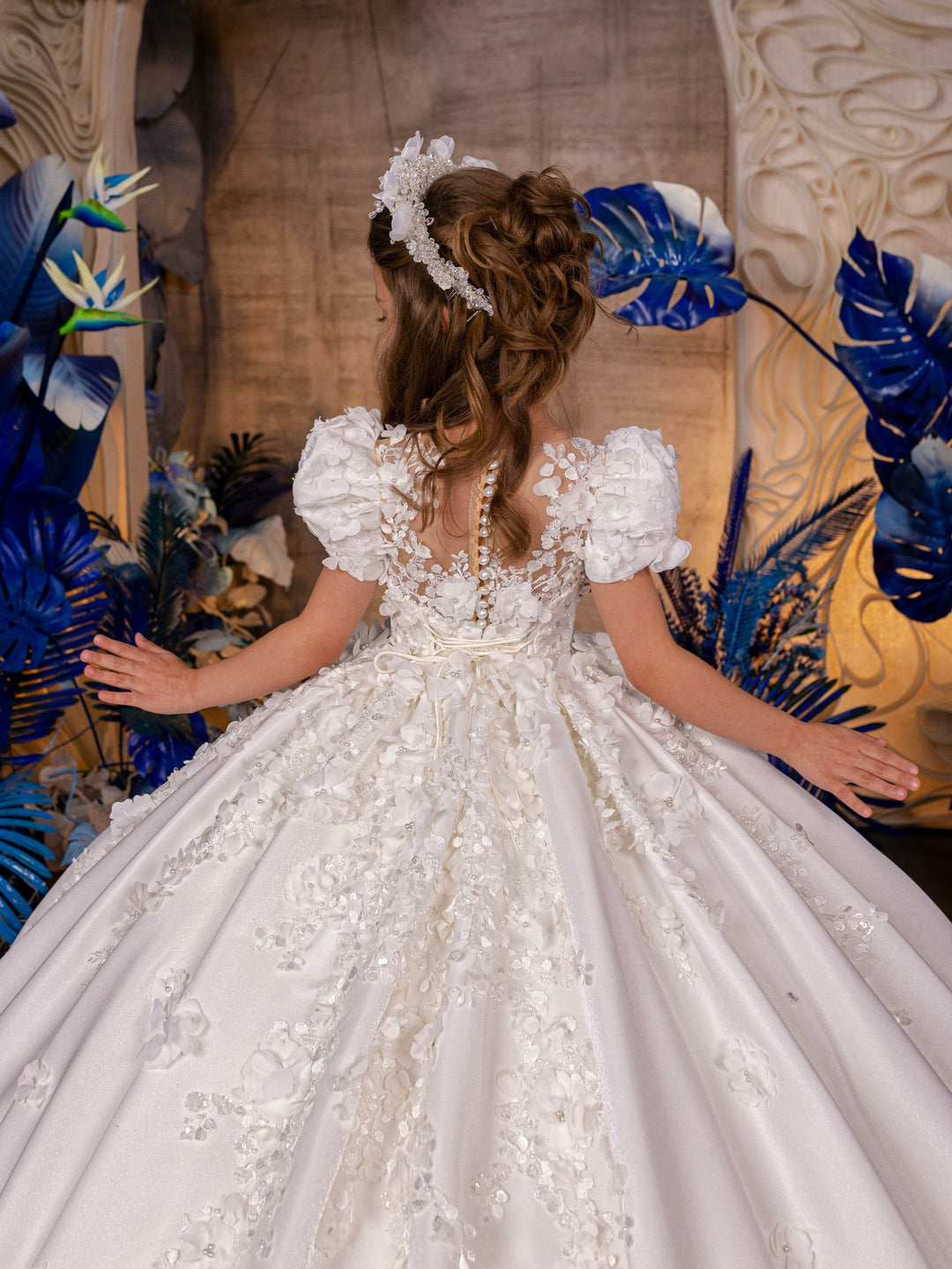 Sunnypetal Exquisite White Lace Flower Girl Dress with Puffy Sleeves & Cathedral Train