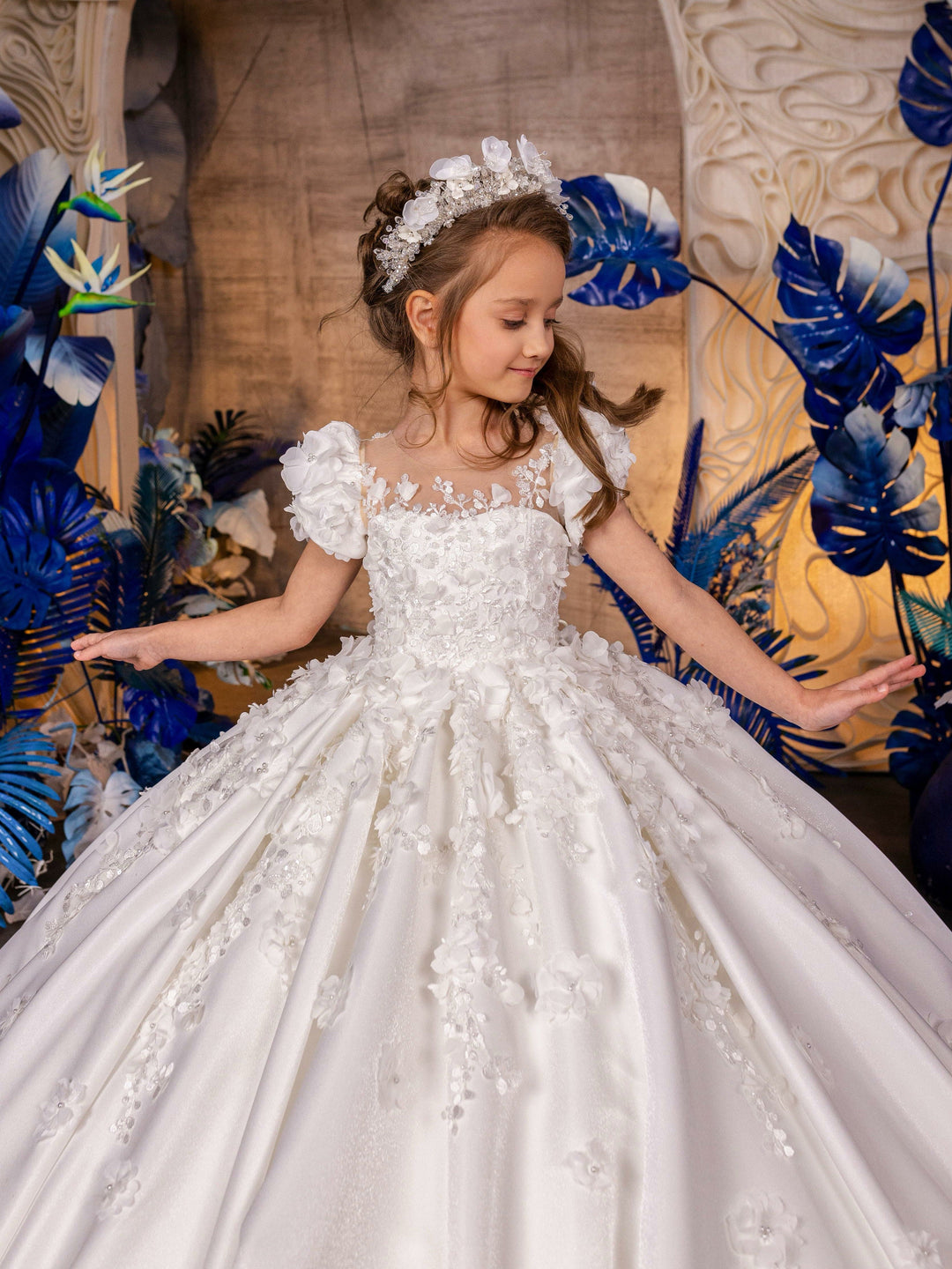 Sunnypetal Exquisite White Lace Flower Girl Dress with Puffy Sleeves & Cathedral Train