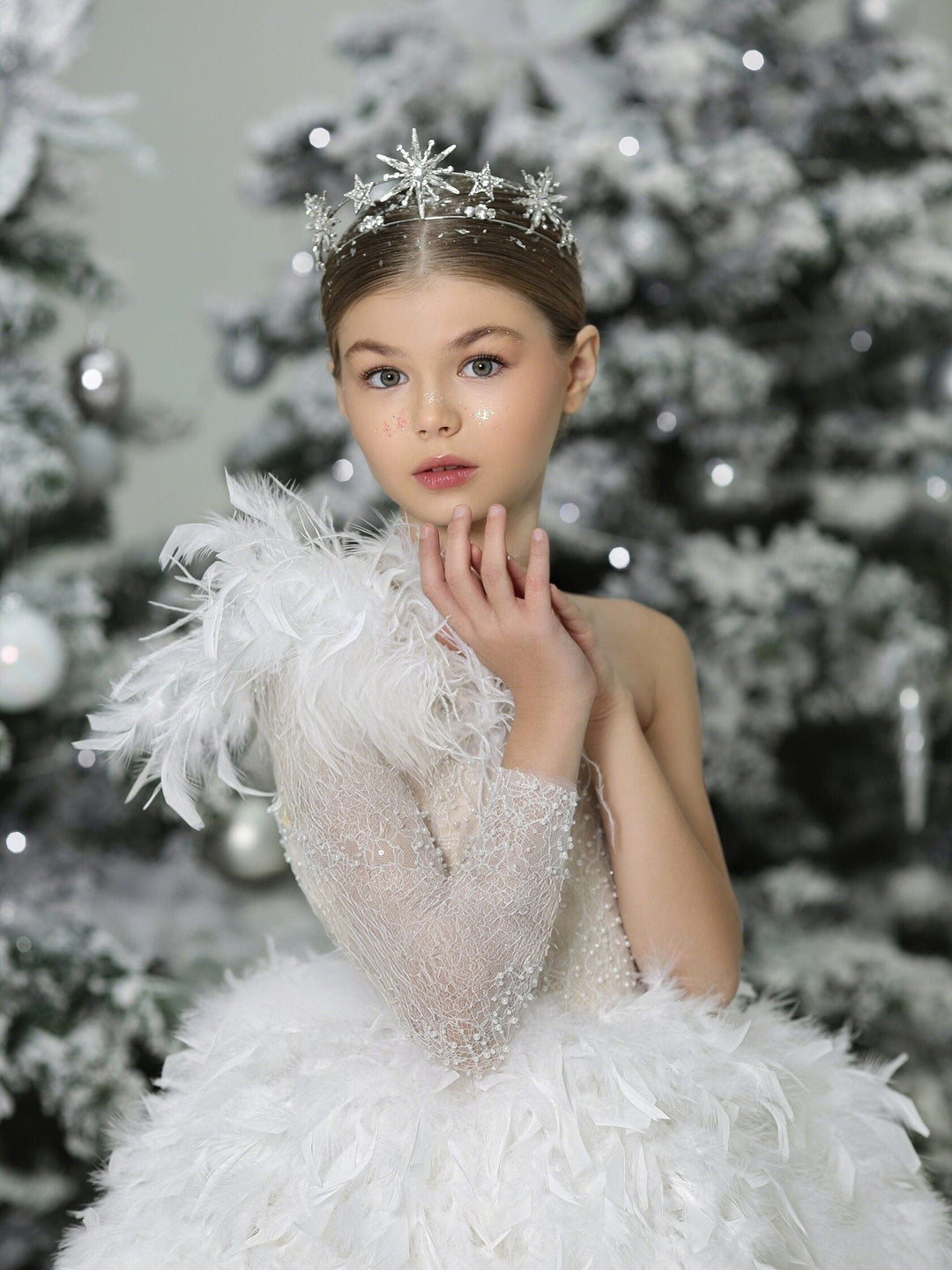 Sunnypetal Exquisite White One-Shoulder Pearls Lace Feathers Flower Girl Dresses