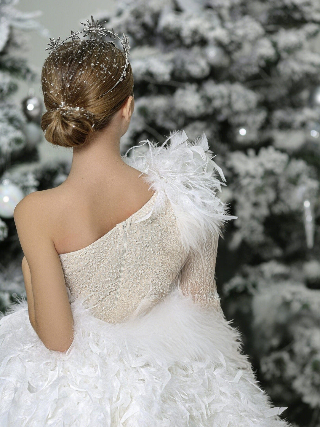 Sunnypetal Exquisite White One-Shoulder Pearls Lace Feathers Flower Girl Dresses