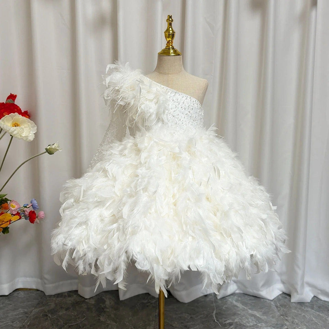 Sunnypetal Exquisite White One-Shoulder Pearls Lace Feathers Flower Girl Dresses