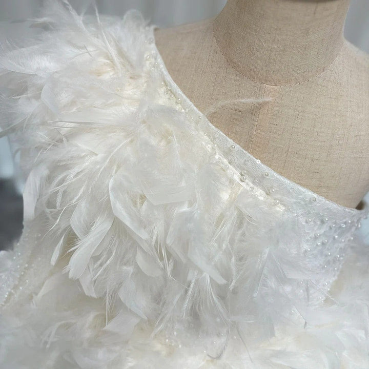 Sunnypetal Exquisite White One-Shoulder Pearls Lace Feathers Flower Girl Dresses