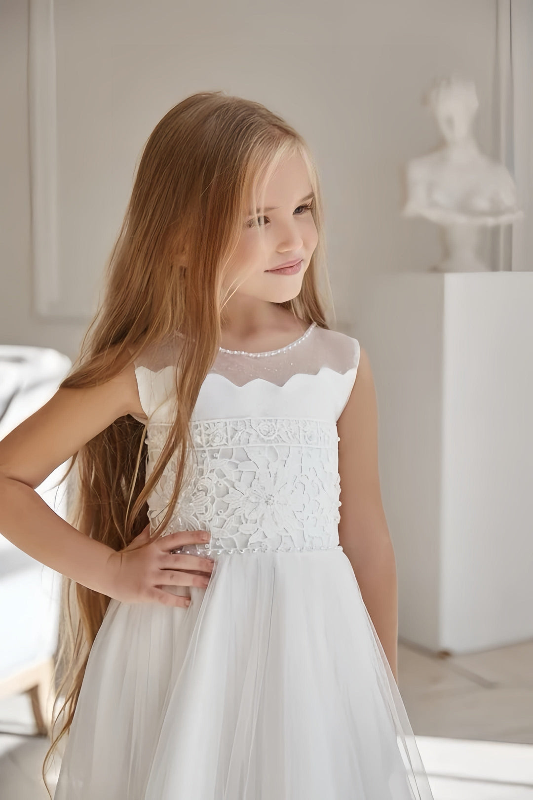 Sunnypetal Flower Girl Dresses Ivory Sleeveless Lace Boho Chic Communion Dress