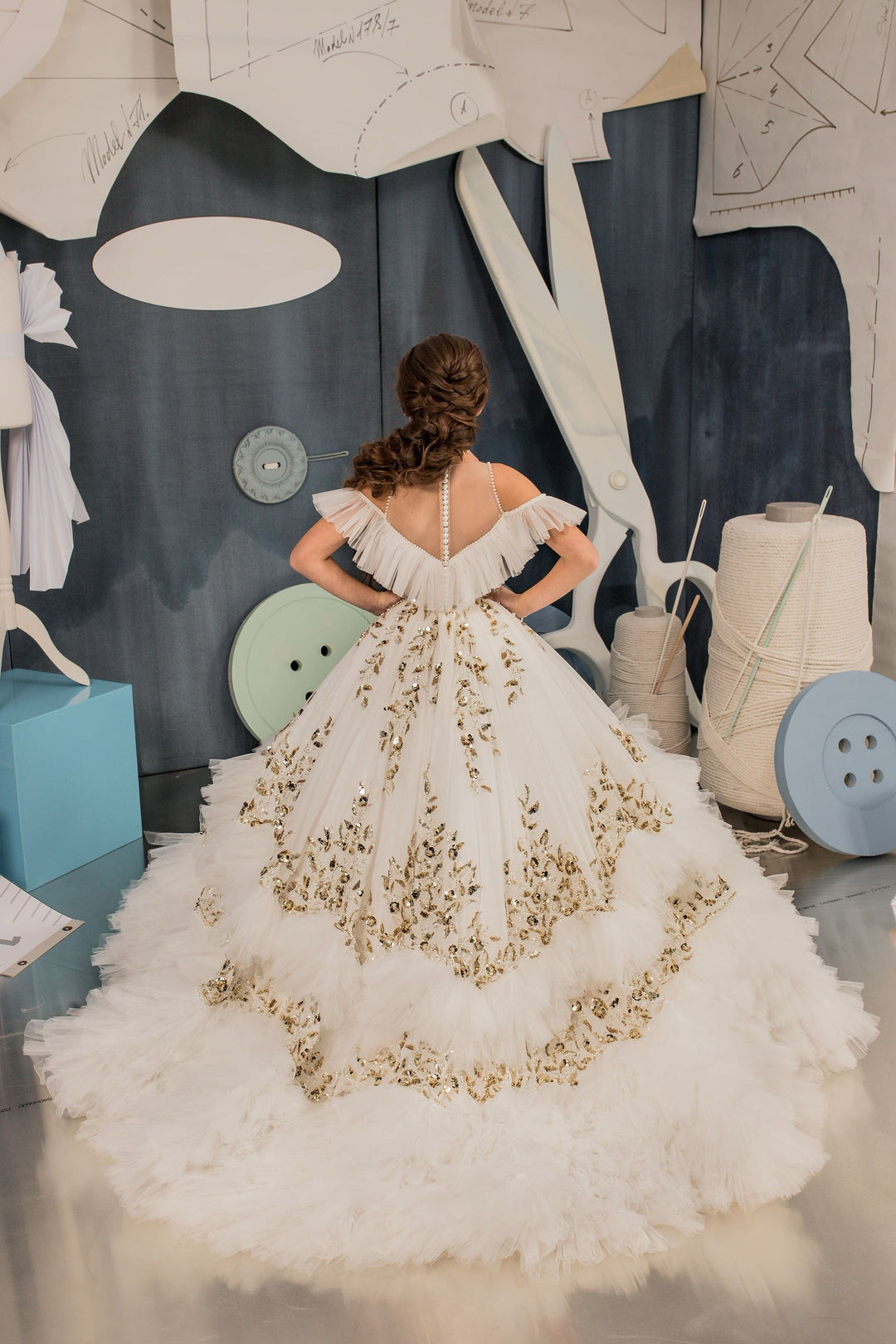 Sunnypetal Gorgeous Off-Shoulder Gold Sequins Layered Tulle Flower Girl Pageant Gown