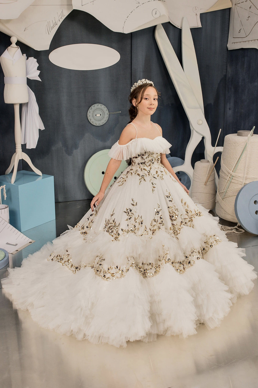 Sunnypetal Gorgeous Off-Shoulder Gold Sequins Layered Tulle Flower Girl Pageant Gown