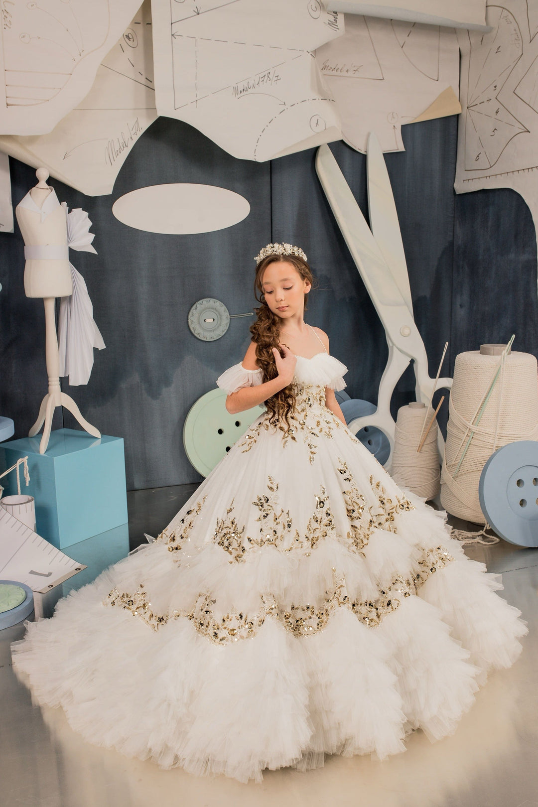 Sunnypetal Gorgeous Off-Shoulder Gold Sequins Layered Tulle Flower Girl Pageant Gown