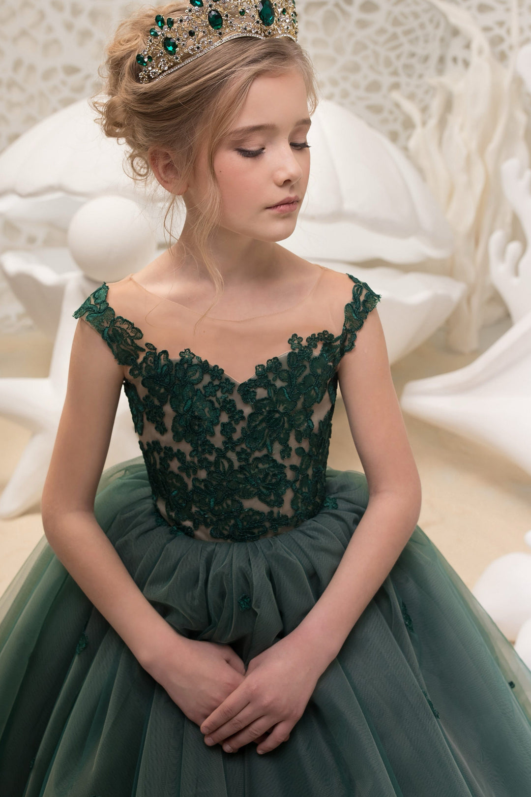 Sunnypetal Hunter Green Floral Appliques Long Princess Multi-Layer Tulle Flower Girl Dress with Train