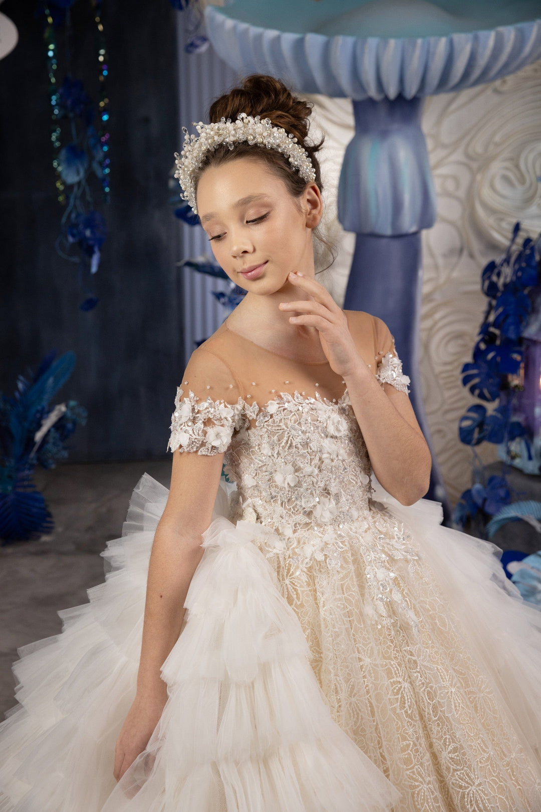 Sunnypetal Layers of White Tulle Lace Flower Girl Dress Short Sleeves Appliques Sequins Pageant Dress