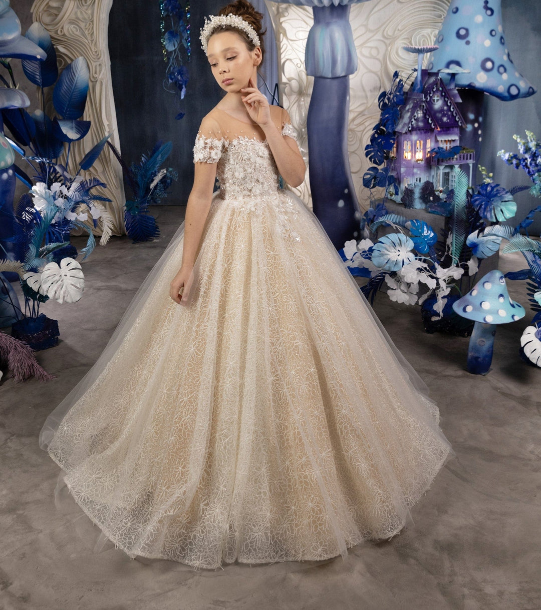 Sunnypetal Layers of White Tulle Lace Flower Girl Dress Short Sleeves Appliques Sequins Pageant Dress