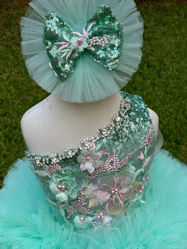 Sunnypetal Light Green One-Shoulder Embroidery Flowers Flower Girl Dresses for Special Occasion