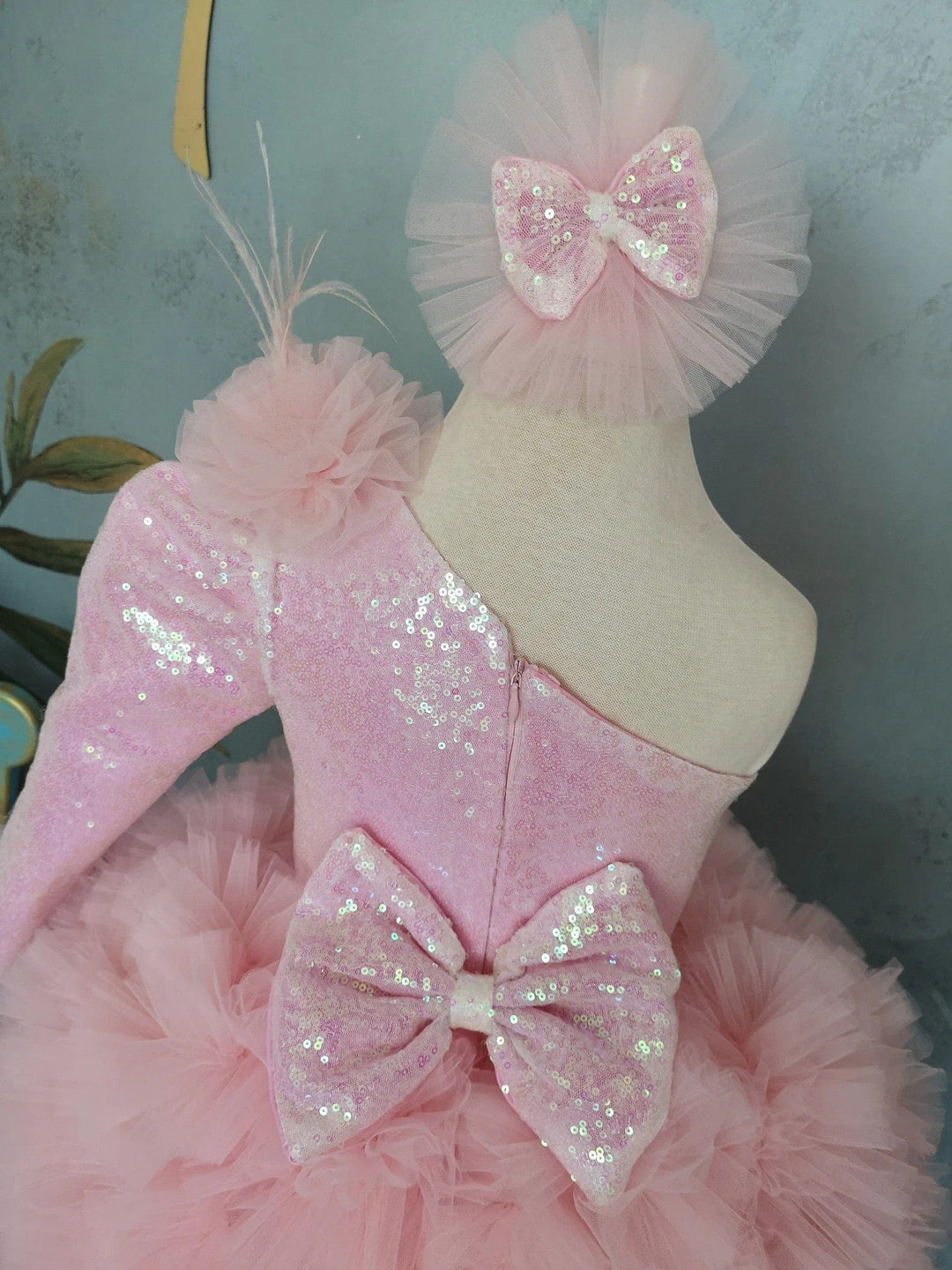 Sunnypetal Light Pink One-Shoulder Long Sleeve Sequin Ruffle Tulle Flower Girl Dresses