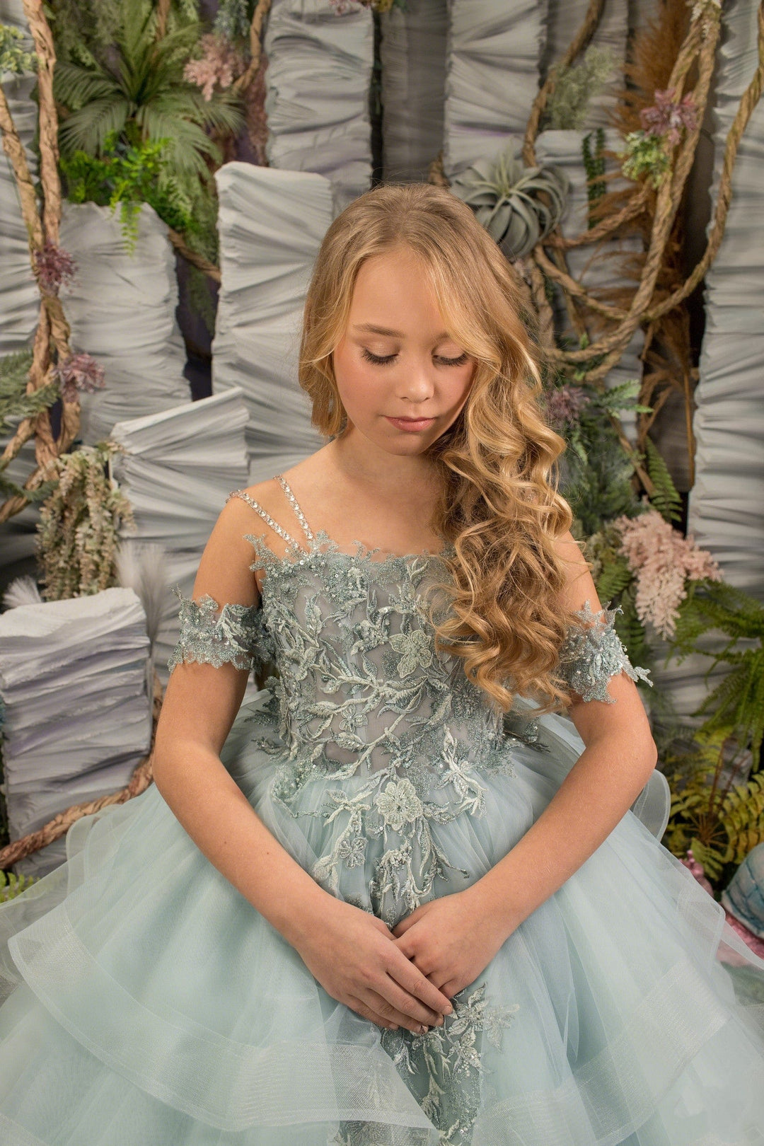 Sunnypetal Spaghetti Straps Embroidery Appliques Long Ruffled Tulle Ball Gown Flower Girl Dresses