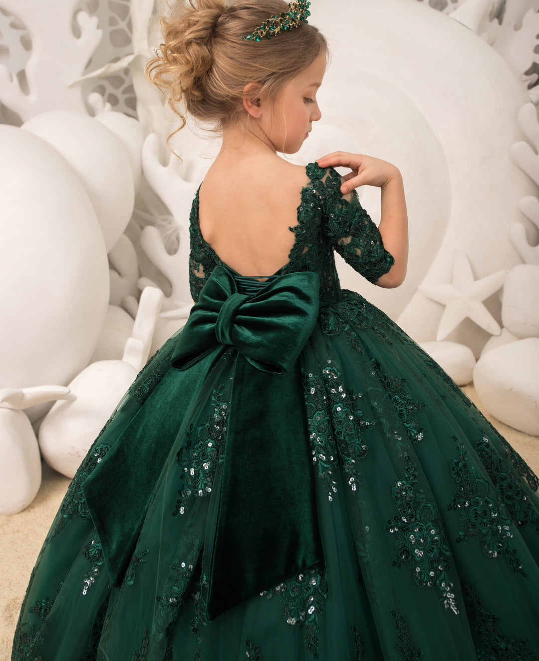 Sunnypetal Tulle Lace Appliques Sequins Floor-Length Princess Velvet Bow Flower Girl Dresses