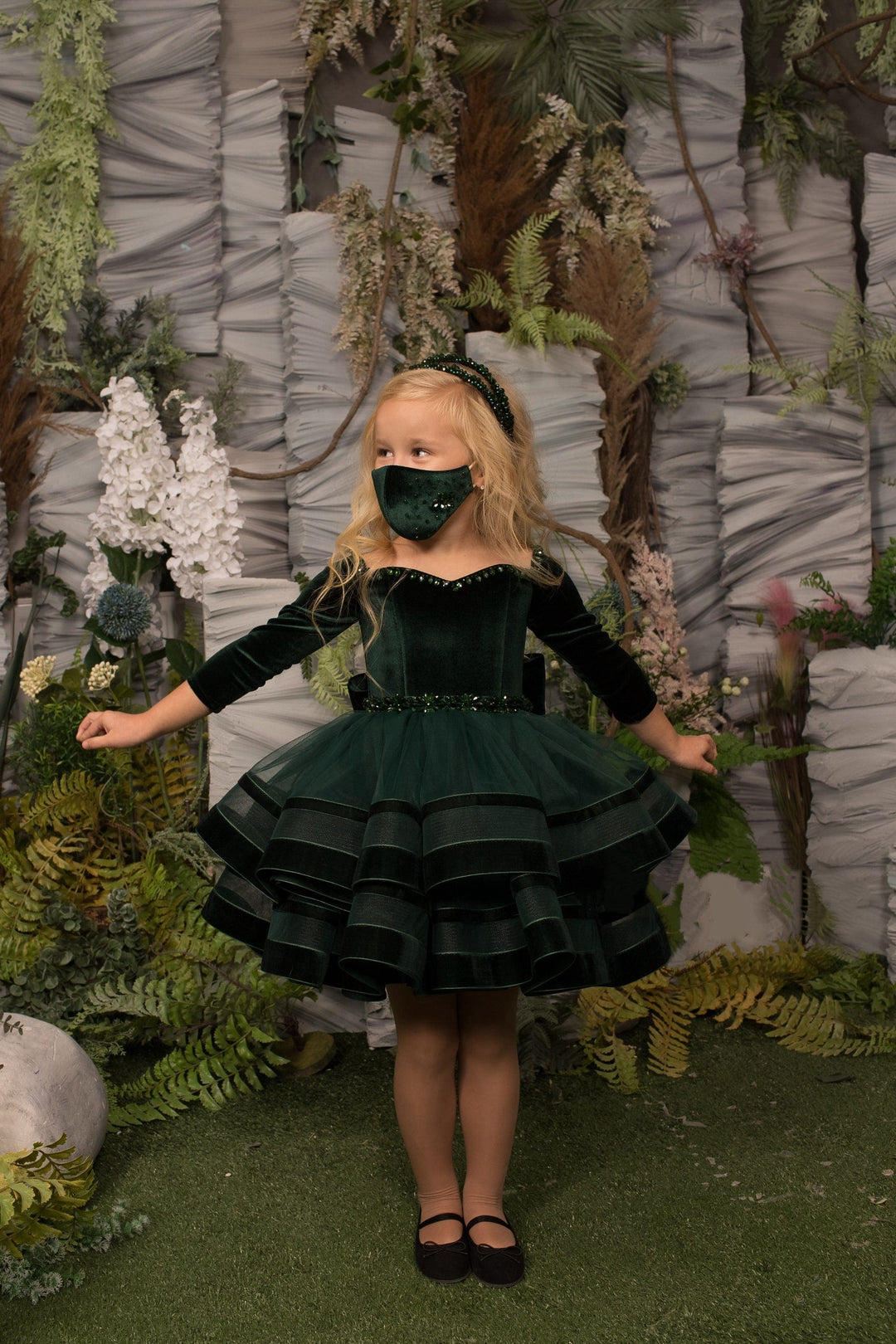 Sunnypetal Velvet Long Sleeves Sweetheart Tulle Knee-Length Flower Girl Dress with Bow