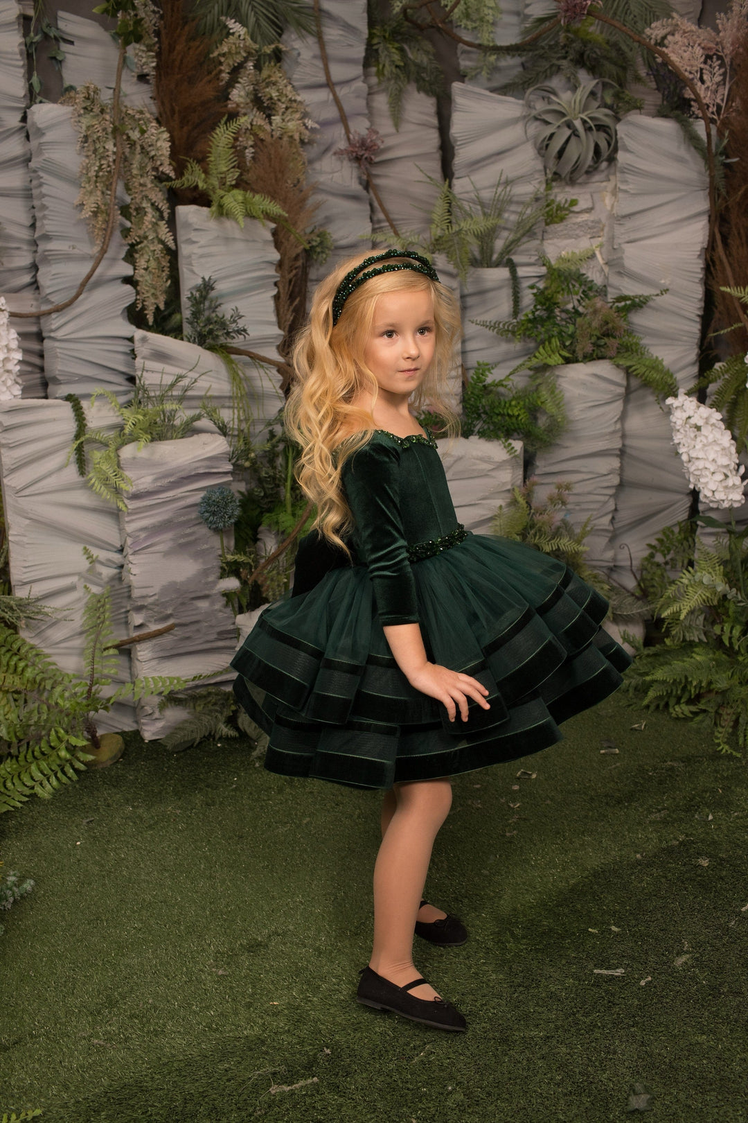Sunnypetal Velvet Long Sleeves Sweetheart Tulle Knee-Length Flower Girl Dress with Bow